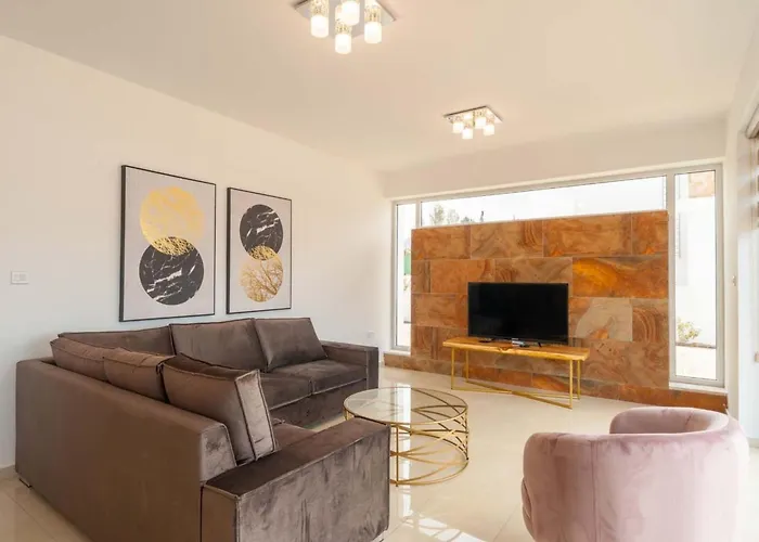 Luxurioese Mit Privatem Pool Und Whirlpool By Interhome