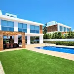 Luxurioese Mit Privatem Pool Und Whirlpool By Interhome بيت للعطل *