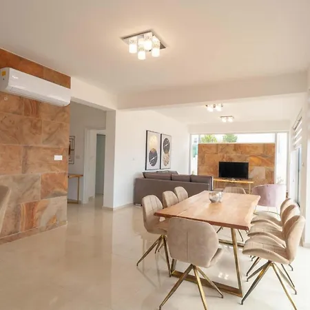 Luxurioese Mit Privatem Pool Und Whirlpool By Interhome Prázdninový dům