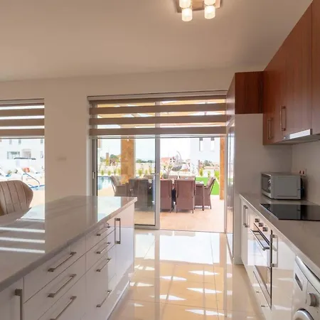 Luxurioese Mit Privatem Pool Und Whirlpool By Interhome Prázdninový dům *